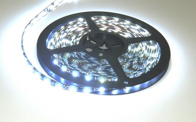  Banda led alba 60 leduri 3528/metru, 12V, rezistenta la apa, la rola de 5 metri